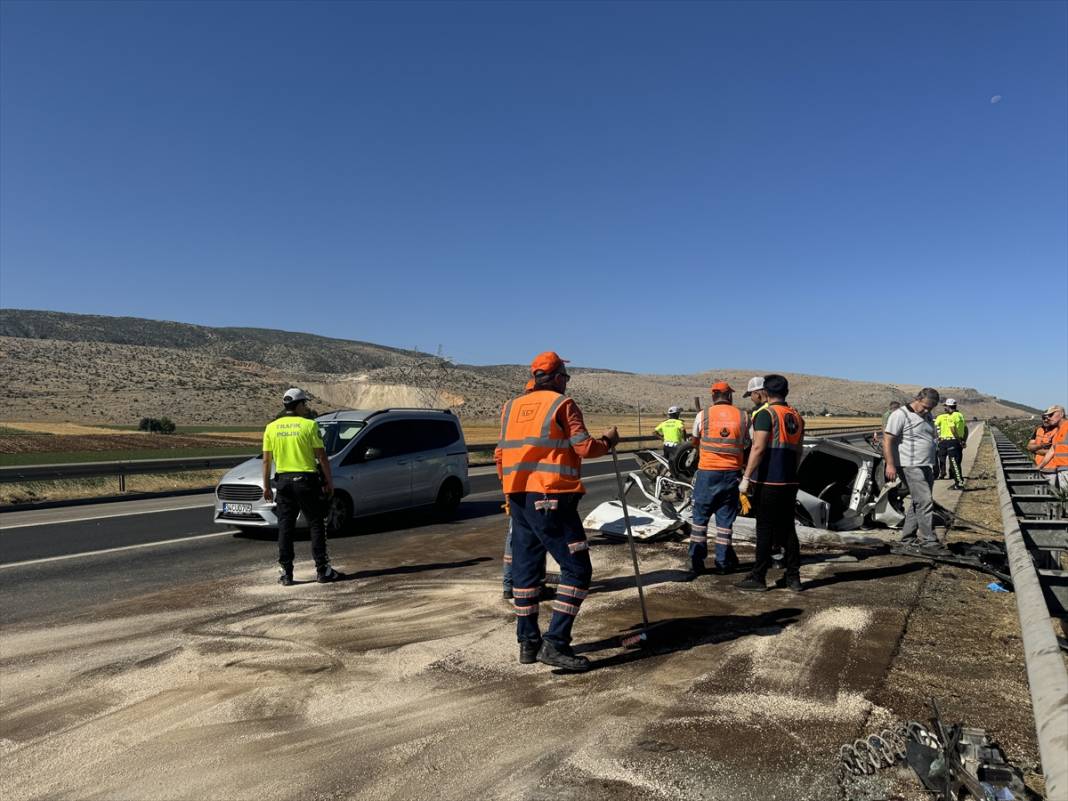 TIR ve otomobiller birbirine girdi! Ölü ve yaralılar var 13